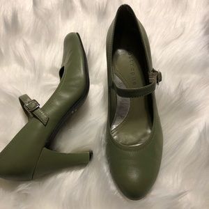 Apostrophe green leather Mary Jane Heels